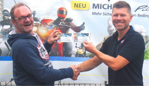 Frank Rethmeier von Boxenstopp überreicht Herrn Trinkner von der Auto & Zweirad Trinkner GmbH die Tickets.